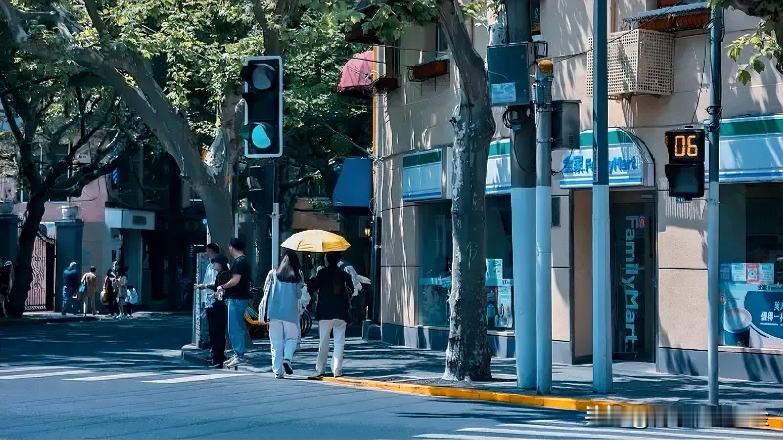 高情商幽默五则：  1.电梯里的“社恐” 场景：电梯里挤满人，突然“噗...