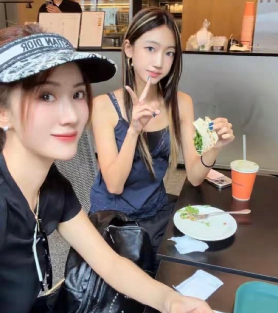 十月一，李念度假，晒与女儿卡卡合影，母女俩吃喝玩乐的画面。 ​