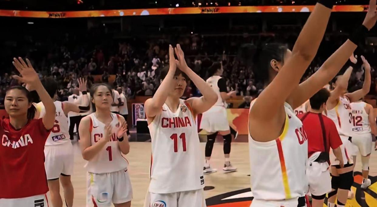 女篮惨败法国名场面太扎心！张子宇在场上叉着腰，宫鲁鸣微笑握手，杨舒予被对手抱住了

我认为，这场61比90真正值得看的，不是中国女篮输了29分，也不是赛后谁低着头、谁笑着握手，而是法国队用40分钟把中国女篮眼下最缺的东西全摆到了台面上：高强度对抗下的处理球能力、后场抗压能力，还有连续作战时保持防守质