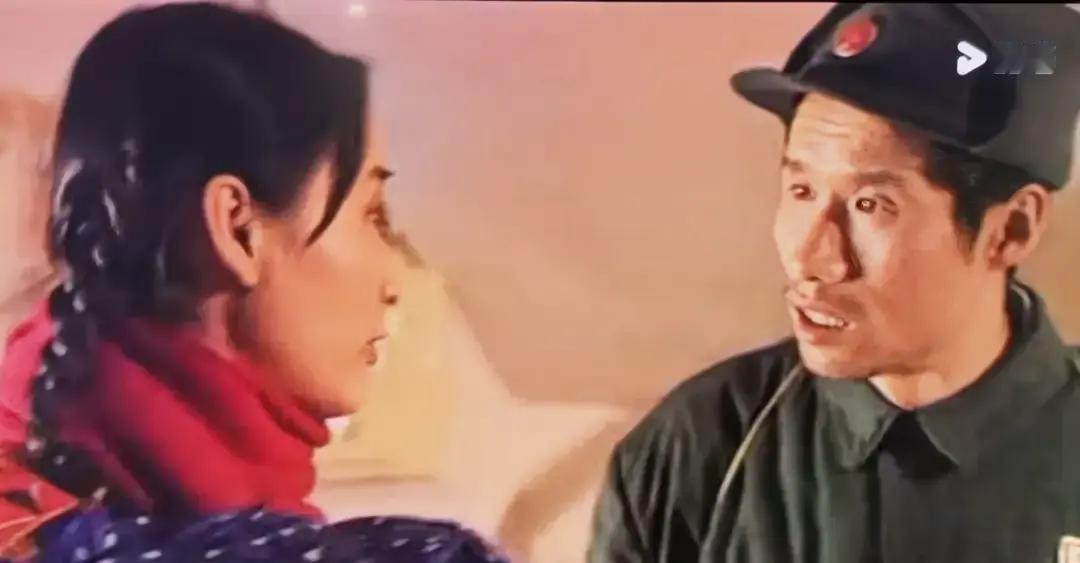 刚看完冯小刚的《抓特务》，扭头又去翻出1995年的老剧《无悔追踪》

说句大实话，这两部戏明明脱胎于同一个故事，给人的后劲却完全不同

雷佳音和胡歌在银幕上死磕，节奏利落，看着确实过瘾

但真要品那个老北京胡同里的风雨变迁，还得看刘佩琦和王志文

电影受限于两个小时的时长，很多历史大事件只能一笔带过