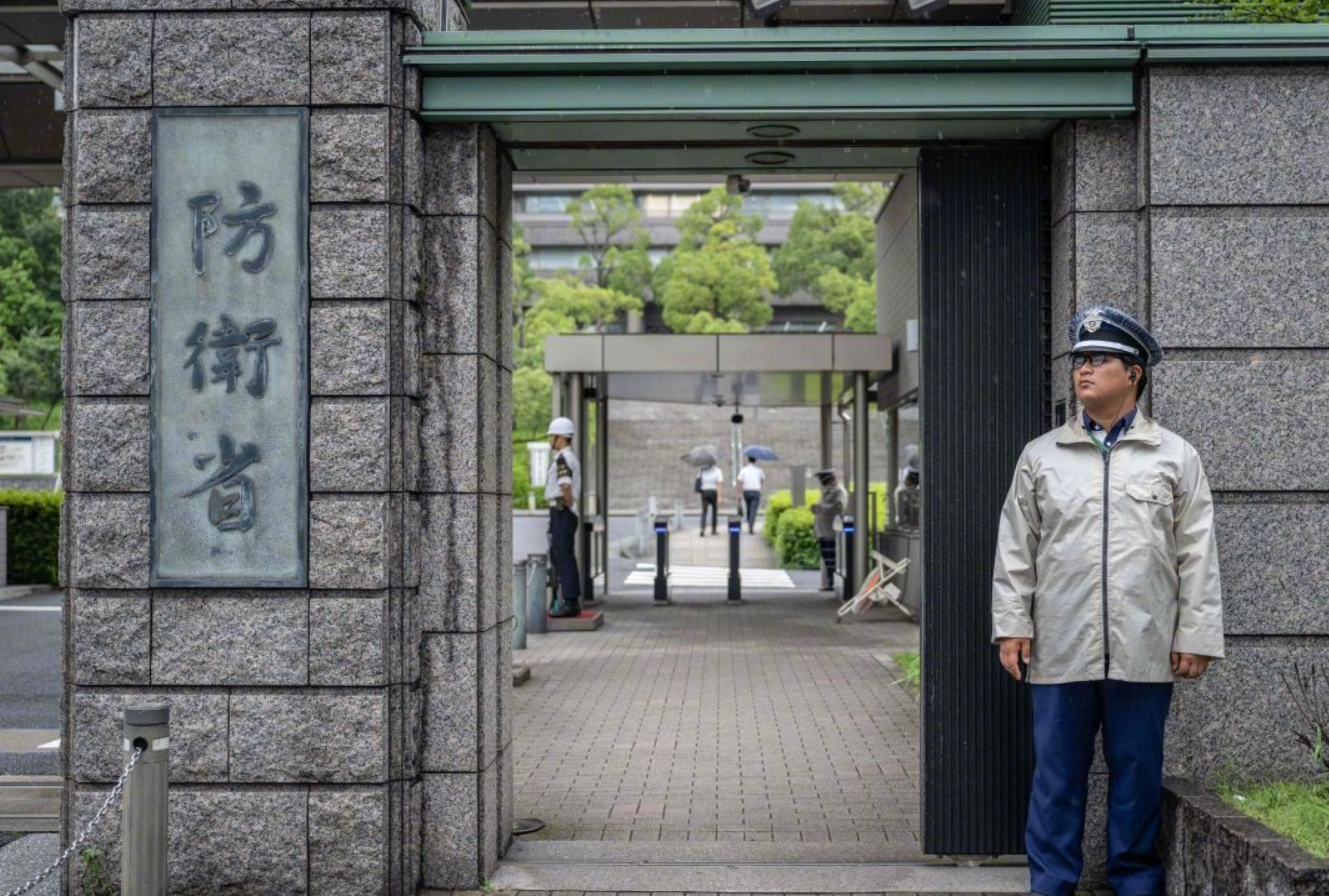 【警惕！#日本防卫省计划大规模扩编#，新设“防卫基盘局”等3个部门】#日本防卫省拟新设3个部门#据日本《朝日新闻》8月18日报道，日本防卫省计划于2027年实施大规模扩编，新设“防卫基盘局”、“国际政策局”、“设施政策局”（均为暂定名称）3个部门。#日本自卫队指挥体系或引入美国AI#

据报道，防卫 ​