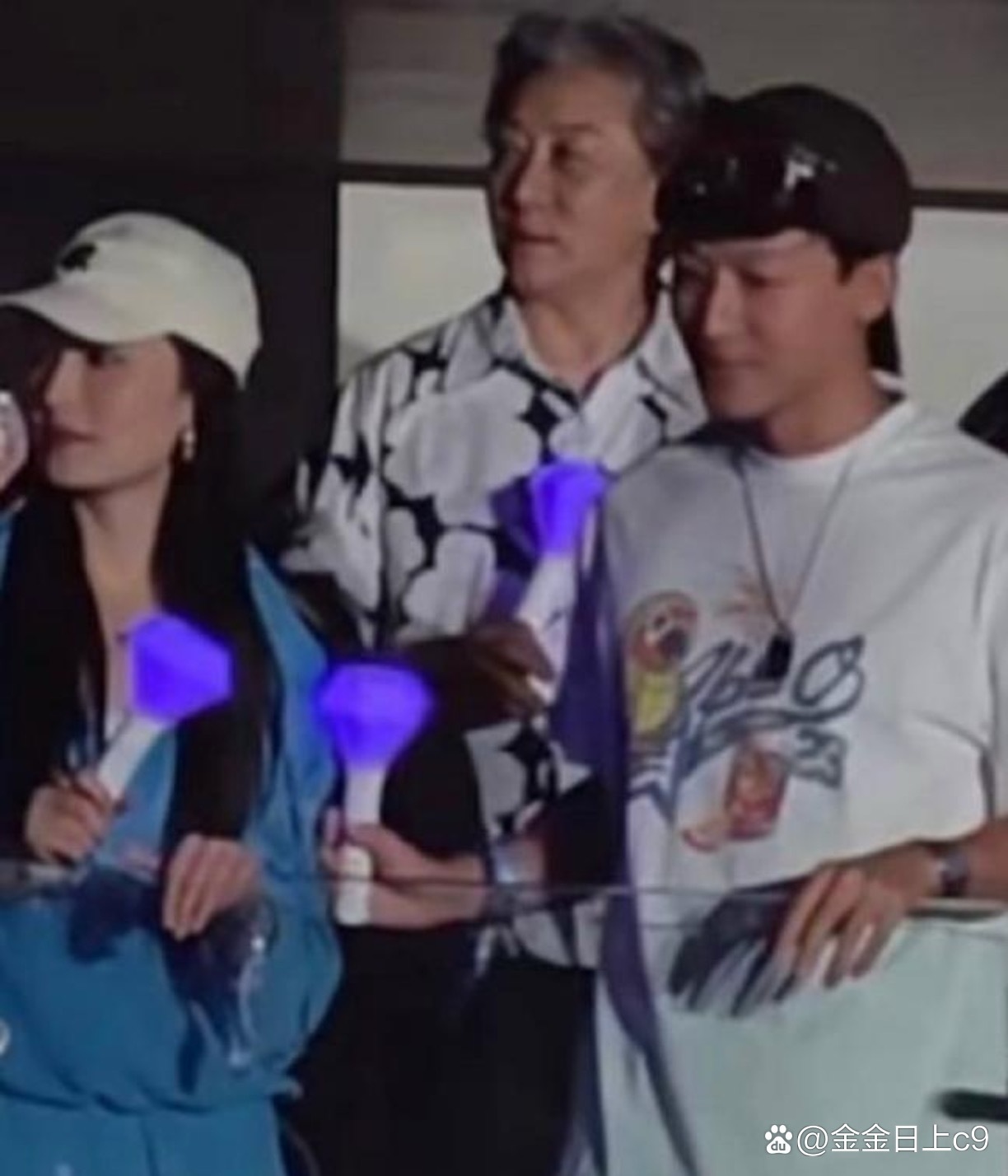 那英演唱会，李沁现场对肖战和张晚意的态度对比引发热议。
肖战上台她只是礼貌微笑，即便多次合作，现场也没有近距离互动；和张晚意坐在一起时互动就松弛很多，紧挨座位还帮忙递水。
当天张晚意的家人也现身看台，再结合花少里他对李沁的细心照顾，不少人脑补出暧昧氛围。
面对旧友守住边界，和熟悉的 ​