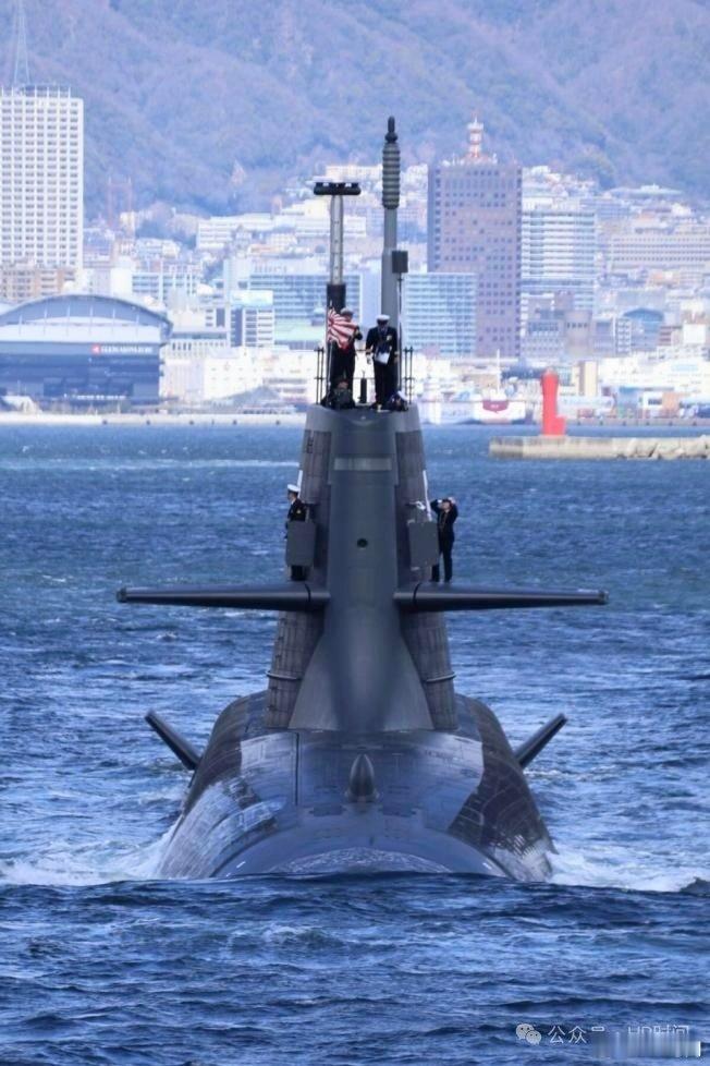 日本部分极右翼一直希望拥核，只是碍于美国态度，多年来始终有贼心没贼胆，如果美国对核潜艇开绿灯，谁能保证日本极右翼不会走得更远？ ​