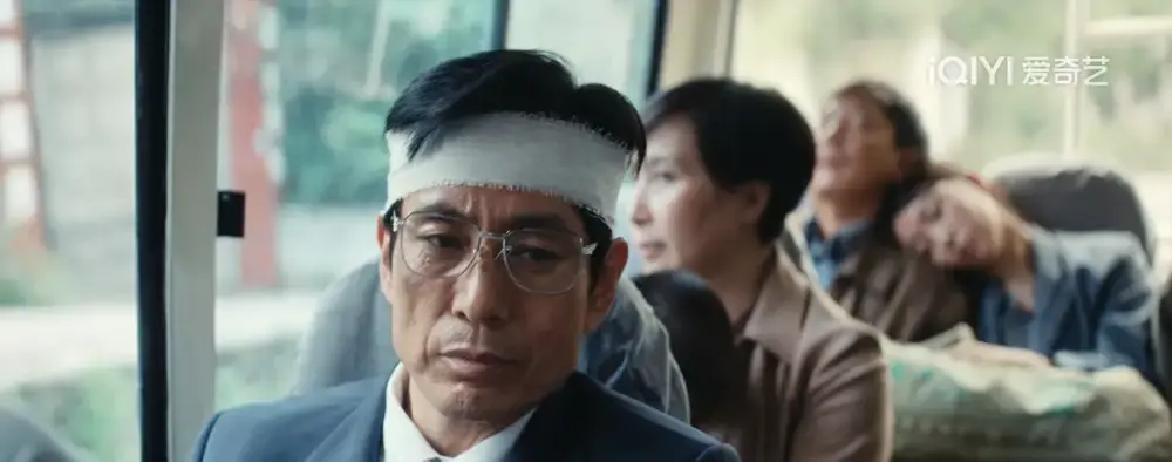 一场法庭戏，连老戏骨于和伟都差点在镜头前乱了阵脚

当时完全没按剧本来，对面的演员手一抖，桌上的墨水瓶直接砸翻了

于和伟明显愣了一秒，全靠多年的演戏本能赶紧帮着去扶去稳住局面

监视器后的导演硬是憋着没喊停，直接把这段神来之笔的“失误”留在了正片里

造就这个名场面的，是成泰燊演的秦志高

回看这