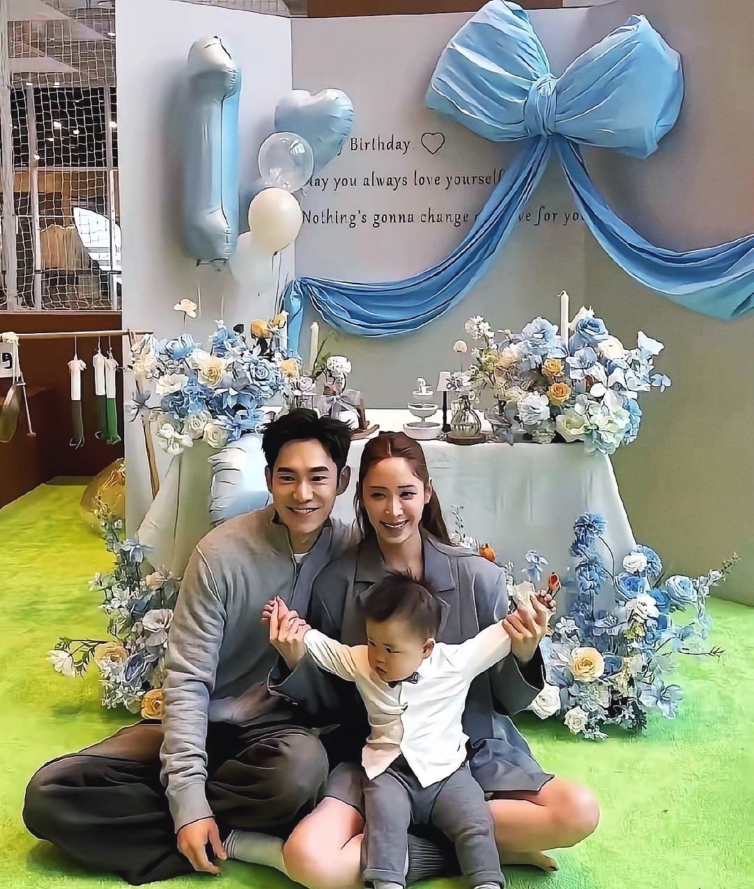欧阳妮妮儿子周岁宴温馨刷屏！两边家人齐聚，妹妹欧阳娜娜和欧阳娣娣都来给小外甥庆生，宝宝穿小西装配爸妈同色系穿搭，一家人的画面太有爱了