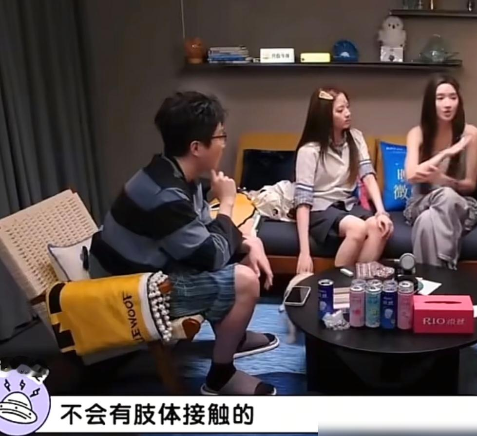 王玉雯说自己被人突然抱住，身体会瞬间僵住，脑子一片空白，只想逃。
不是矫情，她从小就没怎么被父母抱过。家里不兴这个，觉得矫情，觉得没必要。长大后别人一撒娇一靠近，她完全不知道手该往哪放。
心理学管这叫触觉防御，说白了就是身体把普通触碰当成了危险信号。评论区全是这不就是我吗，东亚小孩的出厂设置，太