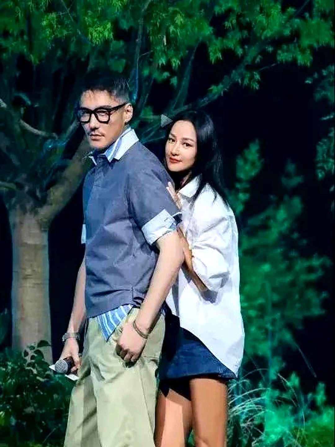视频连线里，胡兵突然丢出一句我爱你，对面的瞿颖瞬间捂住脸，眼泪直接砸在手背上。

三十年交情，这对初代国模终究把爱情熬成了亲情。瞿颖曾在节目里揭底，胡兵小时候只能捡旧衣服穿，试鞋时憋着泪问啥时轮到自己穿新鞋。为争口气，他拍戏连熬三天三宿，把瞿颖逼得当场发飙。

如今两人年过半百，胡兵铺路把瞿颖推上国