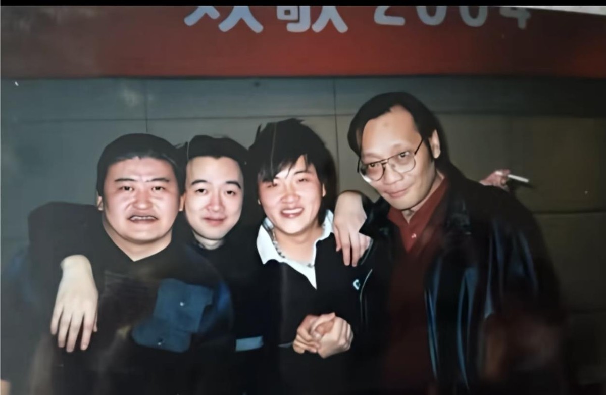 二零零四年《欢歌2004》后台那张合影，刘欢、捞仔、孙楠、金兆钧四个人挤在镜头前，那时候谁也没想到二十多年后这张照片会变成一种告别。捞仔站在刘欢旁边，两个人从零三年《六十年代生人》就开始磨编曲，后来做《中国好歌曲》，刘欢几乎夜夜往捞仔家跑，卢璐开车去接人的时候还笑他俩是“好基友”。那种交情不是台面上