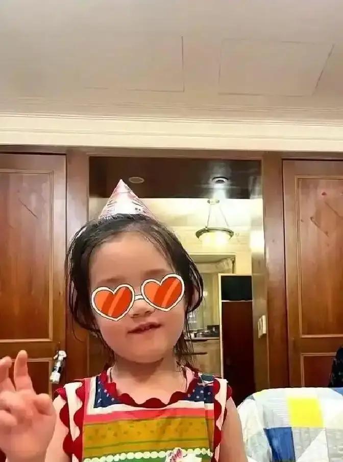郭碧婷生了二胎儿子后，一辈子极少独自带娃的向华强，居然破天荒撇下保姆保镖，自己抱走了孙子。
起因不过是郭碧婷父亲在网上晒了张合影，随口夸了句外孙貌比潘安。
向华强在书房翻着报纸瞄了一眼，第二天一大早就让司机开去了儿媳妇家。
那阵子向太其实正被家里的亲戚缠得头大。
有个远房侄子想借向家的名头去