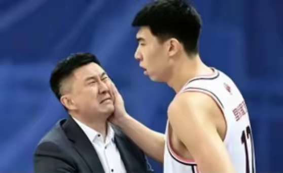 你敢相信吗，在广东男篮主场居然有大批球迷喊出杜峰下课？这在历史任何一段...