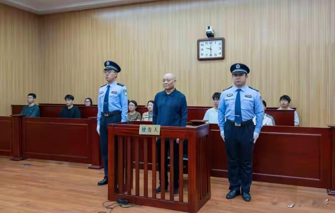 退休8个月前还在收钱！泰安市政协原副主席任先德获刑12年，&34;余热&34;变现的算盘落空了
卸任之后，本该过得清闲。有人却把&34;余热&34;烧过了头，一头栽进了高墙里。
9月14日，济南铁路运输中级法院一审宣判：泰安市政协原党组成员、副主席任先德，犯受贿罪和利用影响力受贿罪，两罪并罚，获刑十二年，另处一百二十万元罚