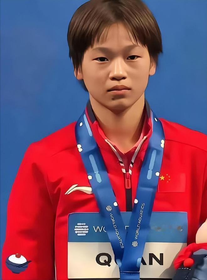 全红婵为什么备受大家喜爱? 全红婵能被这么多人放在心上，真的不是靠营销出来的人设。
14岁在东京奥运会五跳三满分，把“水花消失术”玩到让裁判都挑不出错，17岁又在巴黎稳稳把金牌攥在手里，这份从湛江农村露天跳台摔出来的硬实力，本身就足够打动人。
更难得的是拿了两届奥运冠军，她回迈合村过年还是会蹲在