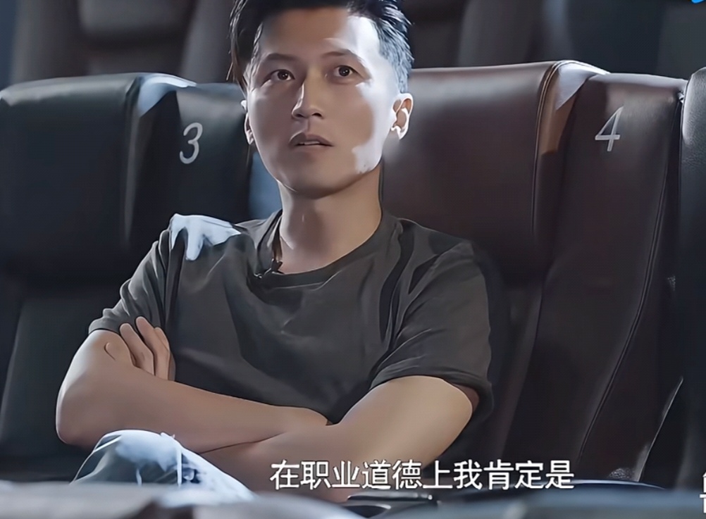 鲁豫问谢霆锋：“你是个好演员吗？”

谢霆锋特别实在地回答：“在职业道德上我肯定是，我是一个不迟到，不会计较太多的，就是一个工作者。”
 
紧接着鲁豫又问出大家都好奇的问题：“你还需要奖项的那种鼓励和肯定吗？”

谢霆锋坦然直言：“每个人都需要，就算是刘青云大哥，我记得他拿奖的时候也在上面说，真的不
