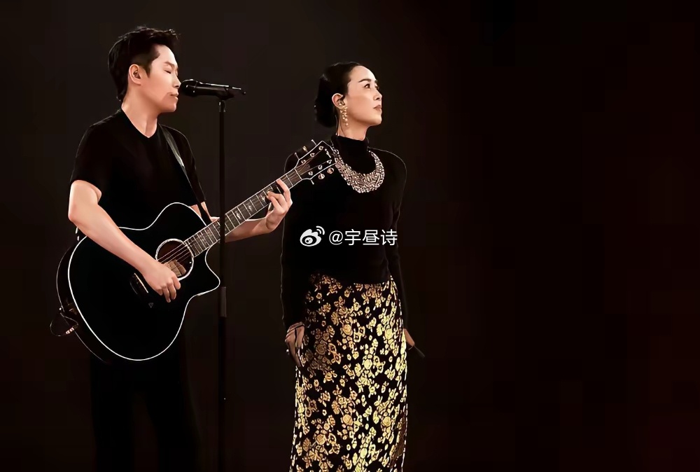 那英演唱会，梁博唱完一首扭头就走，几万人喊都喊不住。 
那英急了，在台上喊他回来。结果这哥们就撂下一句：唱多了，就不是那个味儿了。 
要知道，这可是那英等了14年的同台。自打2012年好声音夺冠，师徒俩再没正式合唱过。这次成都站，梁博就抱把吉他，站台边儿上给那英和声，一首《出现又离开》完事 ​
