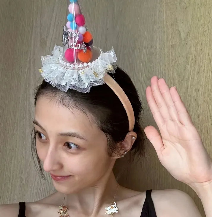 张子枫25岁生日照把大家看愣了，锁骨根根分明，手腕细得吓人，脸上瘦得没一点精神气。想起她刚出道那会儿，脸圆乎乎的，笑起来像邻家妹妹，多自然。现在非把自己饿成纸片人，观众看的是戏，谁天天看你瘦不瘦。女明星卷成这样，把灵气都卷没了，真不值得。 ​