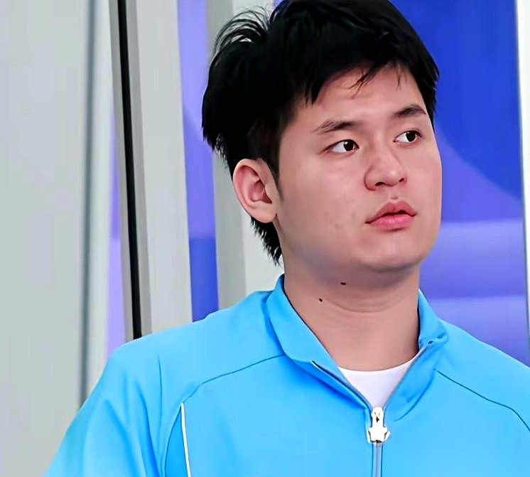 亚运会的乒乓球台还没完全摆好，首次身兼四项出战的“小石头”林诗栋，就在场外听到了一种刺耳的论调：“他过不了松岛辉空这一关，下半区肯定守不住。”
这完全是提前盖棺定论。翻看以前的比赛记录，明明是小石头赢面更大。但为什么现在连自家球迷都捏着一把汗？因为他俩现在的状态，在这个节骨眼上彻底反差了。
松岛正处