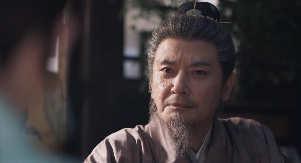 看《兰香如故》里林老太太那处境，真挺让人唏嘘的。
圣旨赐婚那会儿，她穿得隆重，可全程没她说话的份儿。林锦岐挨家法，满屋子人哭的哭、怕的怕，她就低着头转佛珠。秦氏拿“闷声发大财”糊弄她，她还真信了。
关键事从来不用她点头，林昭祥去家祠上香带的是耿同贵，晚年有心事也是跟兰香说。她呢，就剩初一十五露个面，
