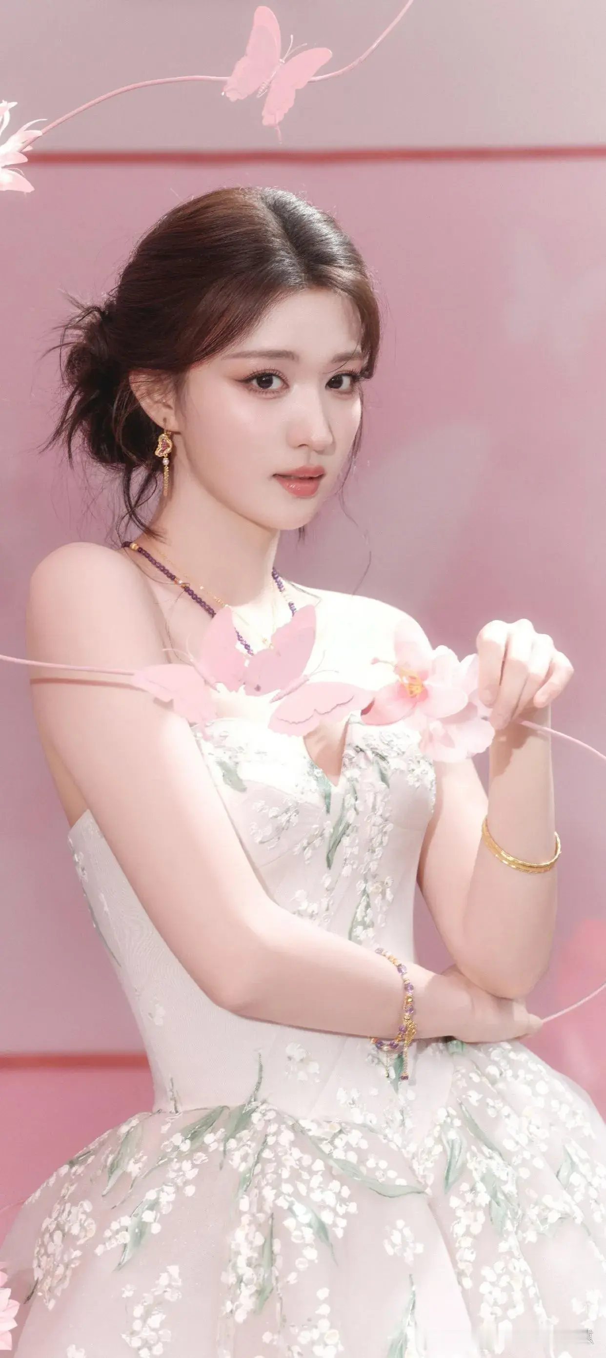 顶流小花王楚然是一位非常著名，年轻漂亮，长相出众，身材脸蛋都好看，演技优秀的演员！她凭借着自己的努力和磨炼演技，得到了无数粉丝的喜爱和关注！王楚然不仅仅是在电视剧上有很多的代表作品，而且她还主演了多部非常卖座的电影，成为了一位真正的实力派女演员！