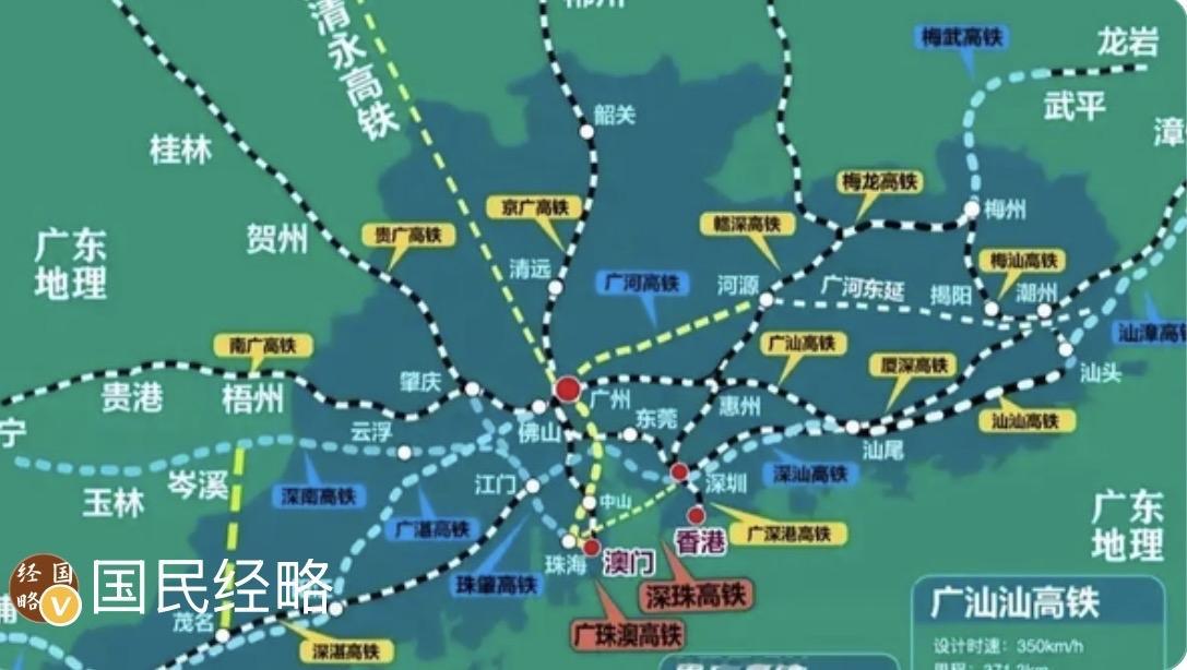 国庆首日广州南站到发旅客超百万人次，成为全国首座单日客流破百万的高铁站。作为大湾区核心枢纽，其凭借密集的辐射网络、庞大的区域人口底盘及强劲的经济与流动活力，客流持续领跑全国。 ‌‌