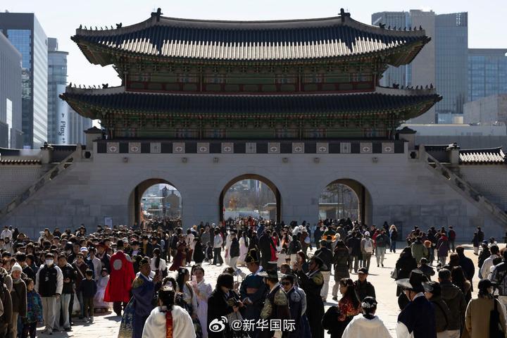 #民调称多数韩国人对美国持负面评价#【民调：多数韩国人对美国持负面评价】最新民意调查结果显示，对美国持负面评价的韩国人已超过持正面评价的人。美国的关税政策、对伊朗政策在韩国也受到批评。

根据美国皮尤研究中心24日公布的民调结果，55%的韩国调查对象对美国持负面评价，比去年上升16个百分点 ​