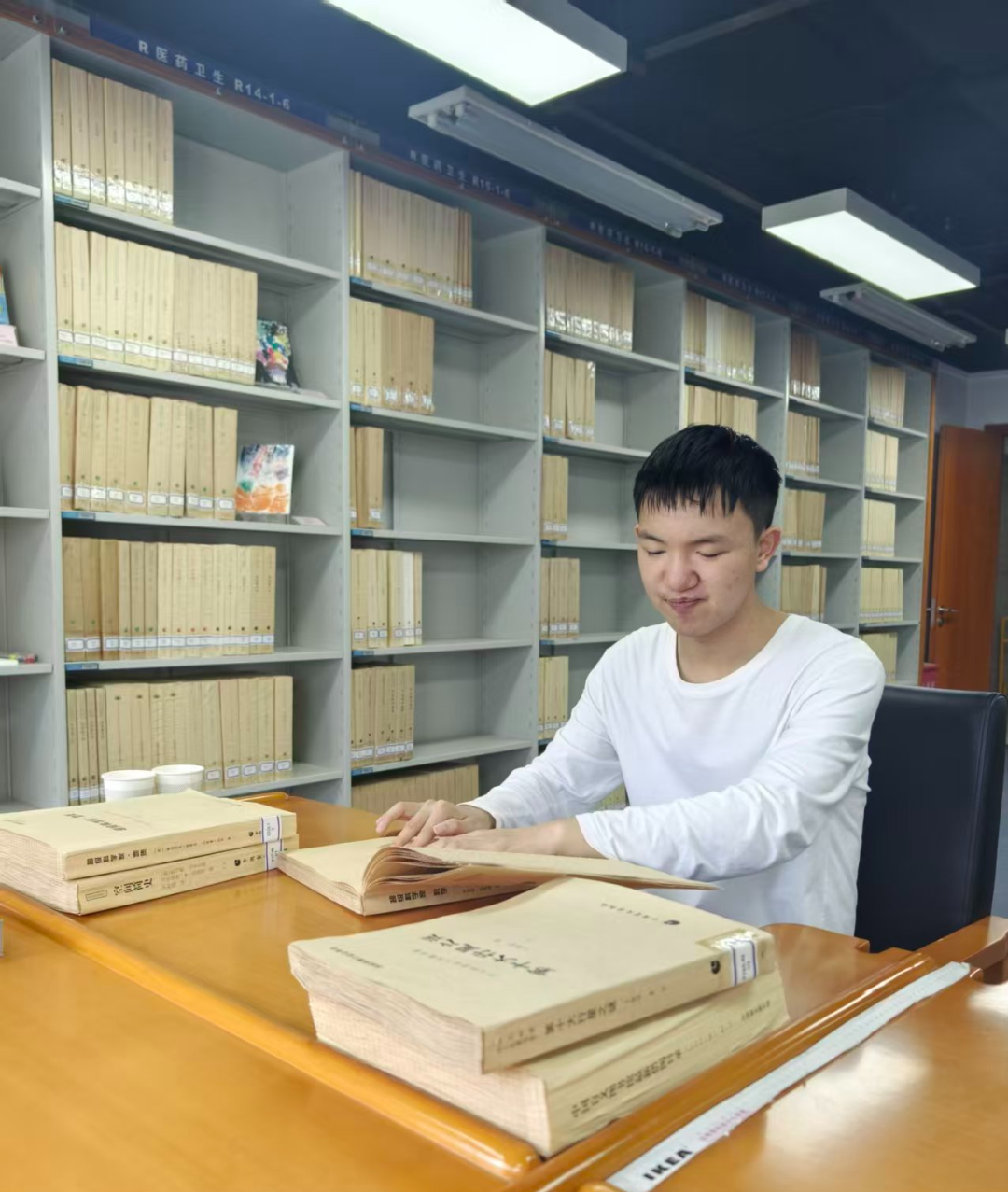 721分登顶全国第一！失明少年郭斌，在无边黑暗里踏出了最耀眼的坦途
2026年全国残疾人单考单招放榜，郭斌以721分的总成绩拿下医学类全国头名，被长春大学录取，即将攻读计算机科学与技术、中医双学位。消息传开时，不少人第一时间就想起了13年前那个牵动无数人心的山西临汾“8·24伤害儿童案”里的6岁小男