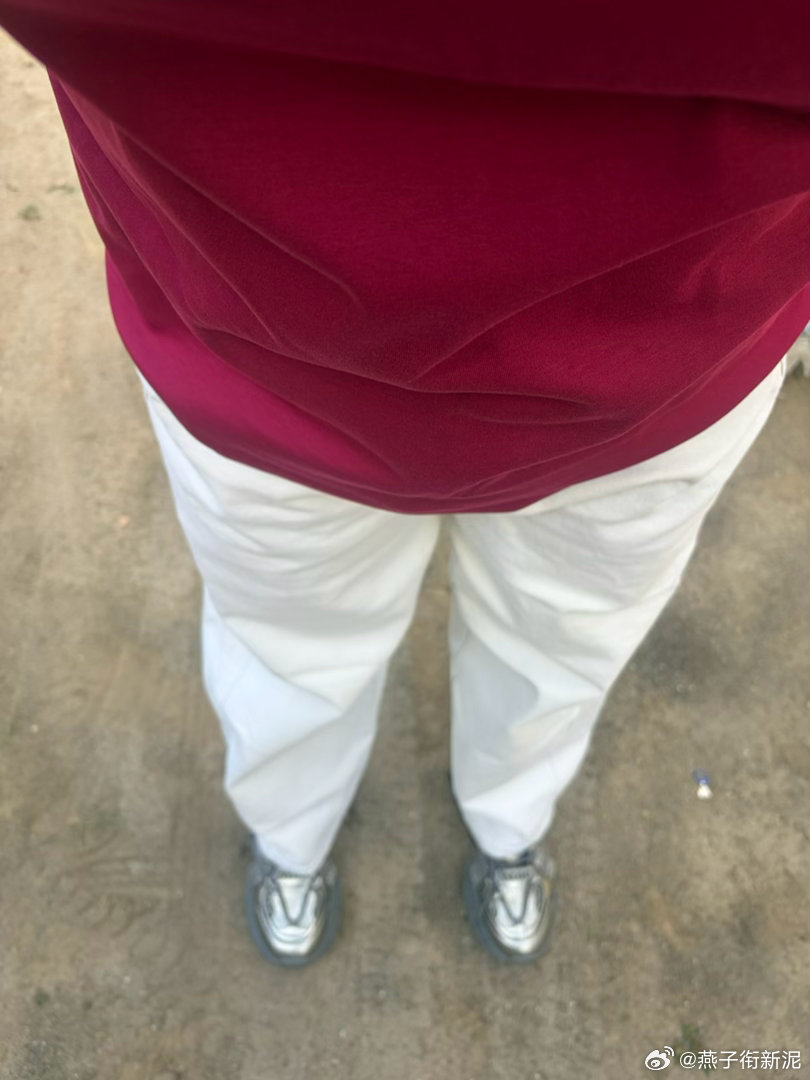 这是我琢磨了好长时间精心挑选的出席婚礼的衣服（虽然是姑姑，其实也就是找个位置搂席，没人会关注），对我来说这已经是最鲜艳的了。

#只要不上班就来丹霞山# ​