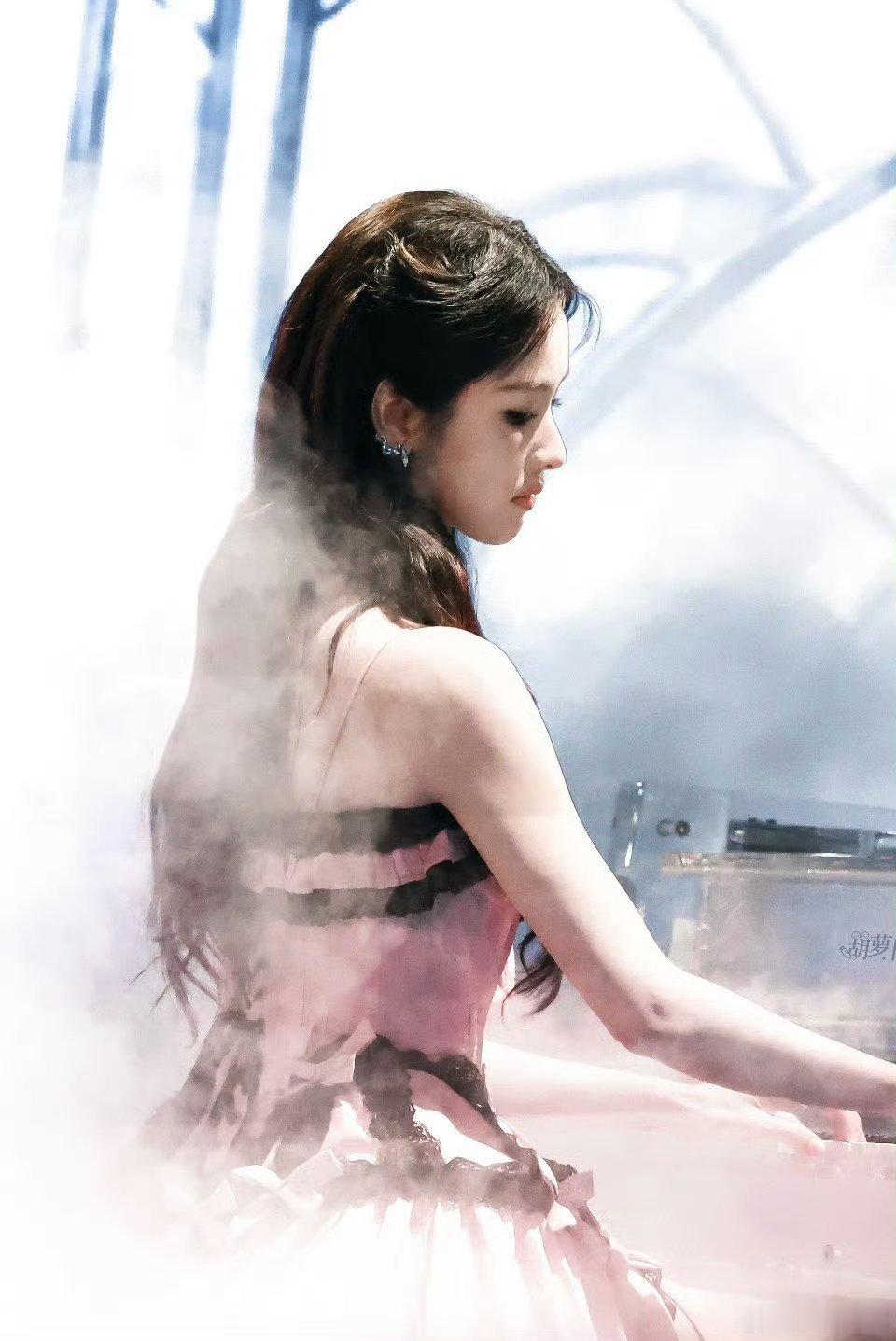 #陈都灵[超话]# 
陈都灵超话 #陈都灵# “向皎洁的月光献上真诚，向你献上炽热的爱”
陈都灵 |白幼薇| 庄寒雁 | 姜小芸 | 楚朝| 雾妄言| 慕容秋| ​