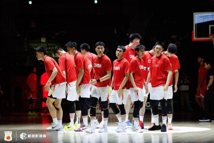 磕磕巴巴赢主力没来的沙特，被日本二队按在地上摩擦毫无还手之力，铜牌挽回脸面的一战被伊朗按在水下苦苦追分，最终功亏一篑输球，中国男篮已经找不到任何的形容词能够表达他们的差，中国男篮如今的境地是全方位沦为亚洲二流，但是某些人不愿意承认，希望这次之后能够真正醒悟吧！