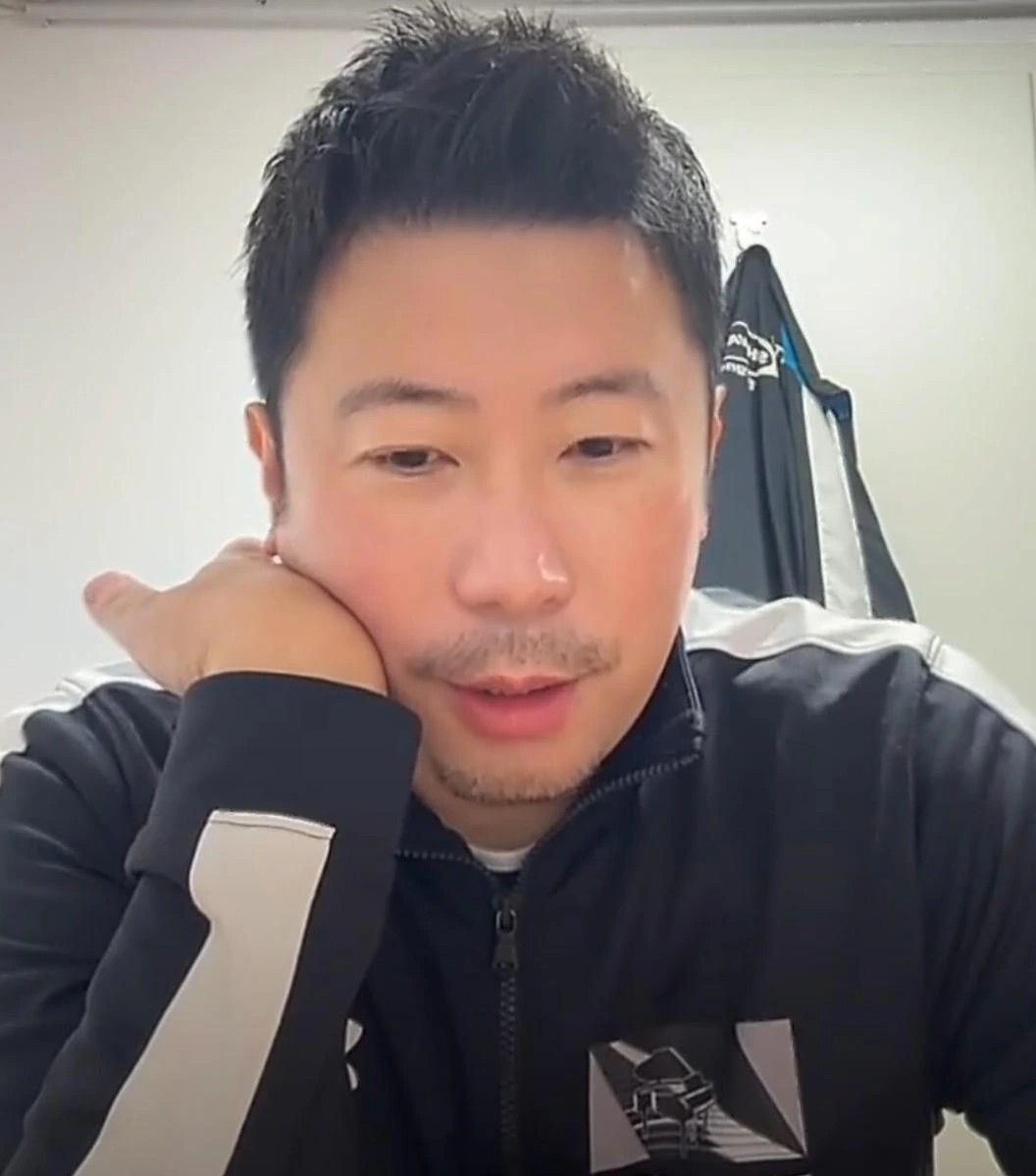 别急着把“技术没突破”听成唱衰。韩莹丈夫雷洋在直播间聊孙颖莎，前半句确实扎耳，后半句才是他真正想说的。
雷洋并不认为莎莎退步。她的正手早就在很高的水准上，力量、速度、落点都很难挑出漏洞。后来补上的反手，也不是另起炉灶，而是给正手做配合。整套体系前几年就搭得相当完整，上升空间自然不像外界想得那么大。
