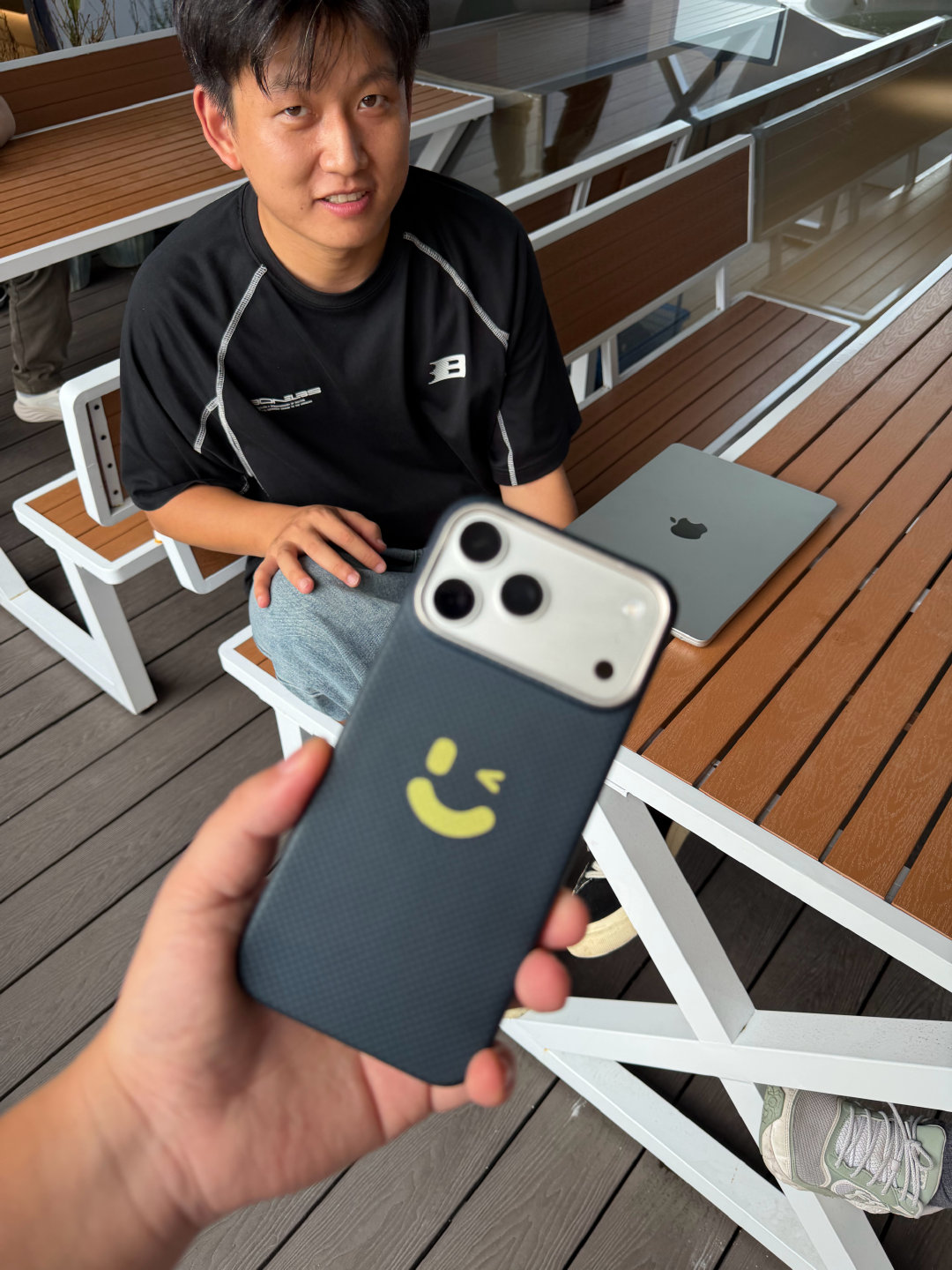 我问同事，为啥回来？

他说 iPhone 18 Pro Max 要发布了，要挣钱买新手机。[泪] ​