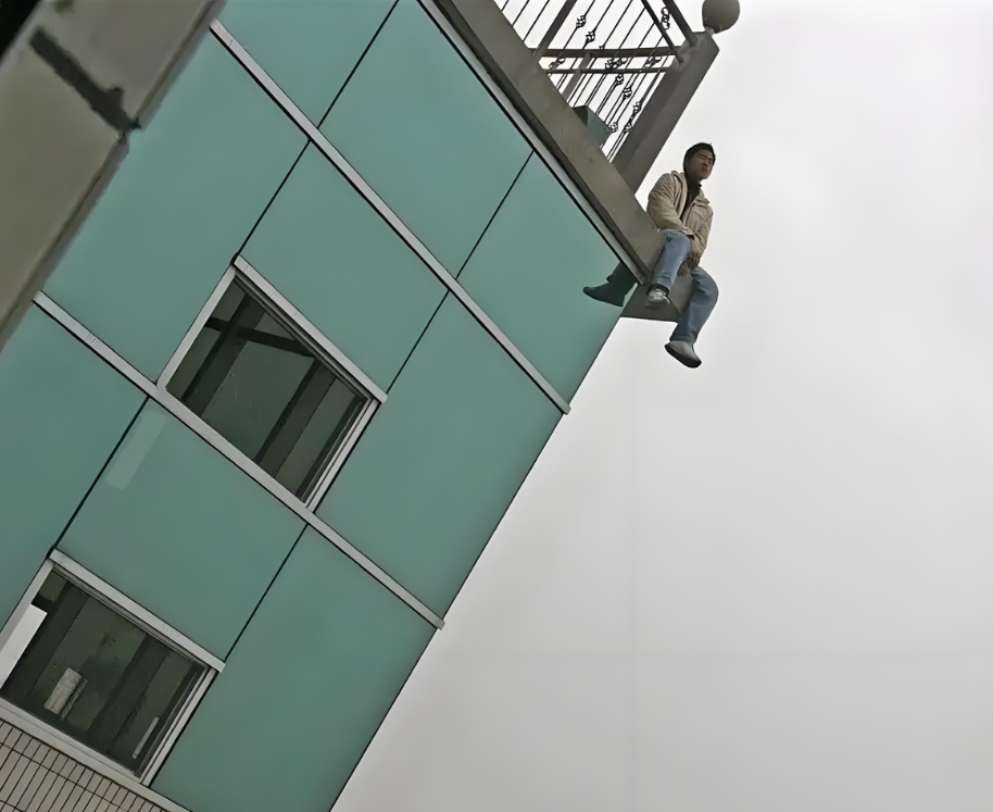 上海，男子开好7天病假，独自走进大厦，翻窗到27楼空调外机架坠亡。事后，家属怒将大厦物业告上法院，索赔65万，理由是窗户没装限位器，缺少门禁阻拦，物业没尽到安全保障义务。法院作出公正判决。

曹某的家人事后反复回想，仍想不通一个刚请完病假的人，为何会独自走进一栋完全陌生的商业大厦。2025年6月19