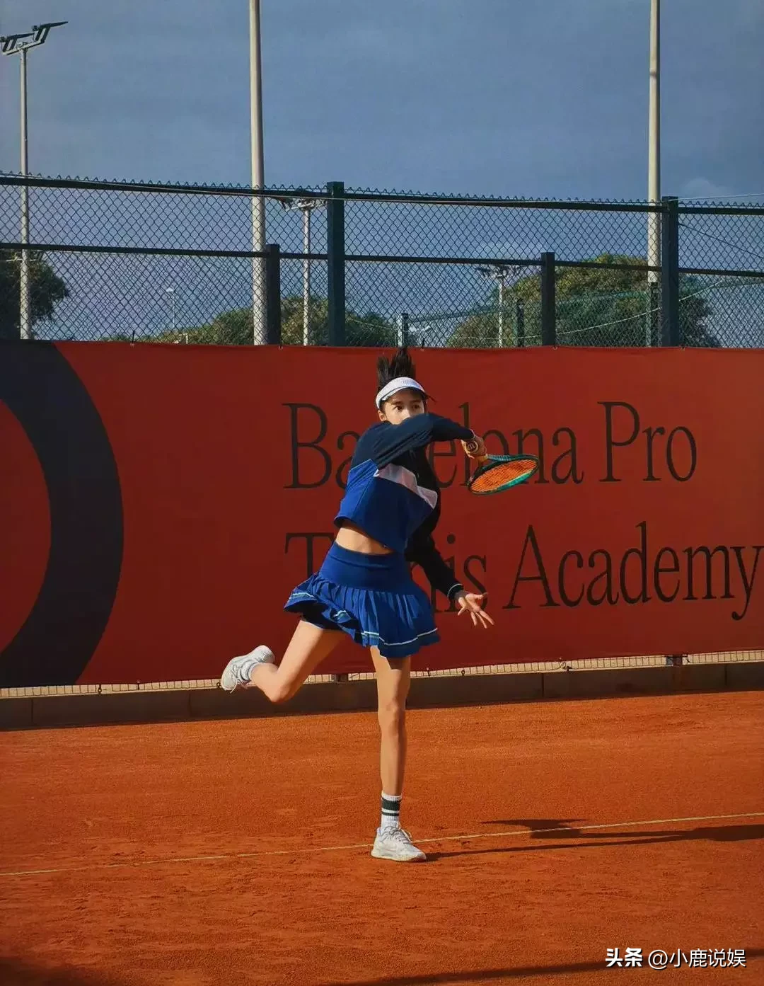 关晓彤这组网球随拍，运动少女感直接拉满！🎾

近日，关晓彤在社交平台晒出一组打网球的随拍。她身穿蓝色修身网球装，挥拍动作爆发力十足，神情专注，隔着屏幕都能感受到运动带来的力量感和青春活力。

照片中，她下颌线清晰、神态自然，既有健康阳光的一面，又不失可爱。看得出她是真的享受运动，也把积极向上的生活态