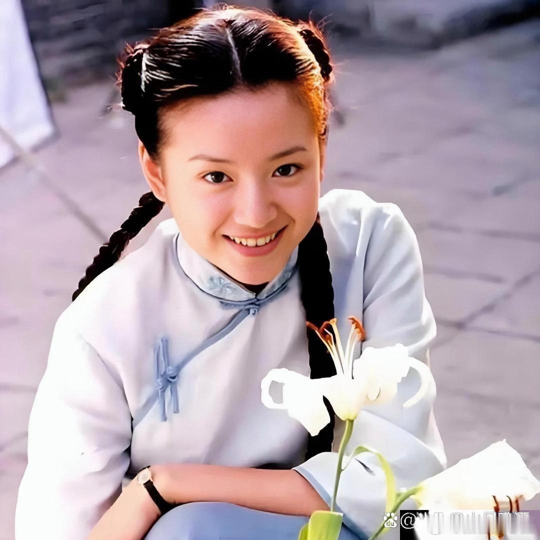 《金粉世家》选男女主时，最早定陆毅演金燕西，赵薇演冷清秋，次选是张柏芝。但后来全换了人，陆毅档期有冲突，赵薇面相太明艳，张柏芝正火，档期难协调。选角陷入僵局时，导演李大为偶然看到《白领公寓》里董洁回眸，一下就心动了。我觉着董洁还挺合适，年轻时跟冷清秋的人设简直绝配。 ​