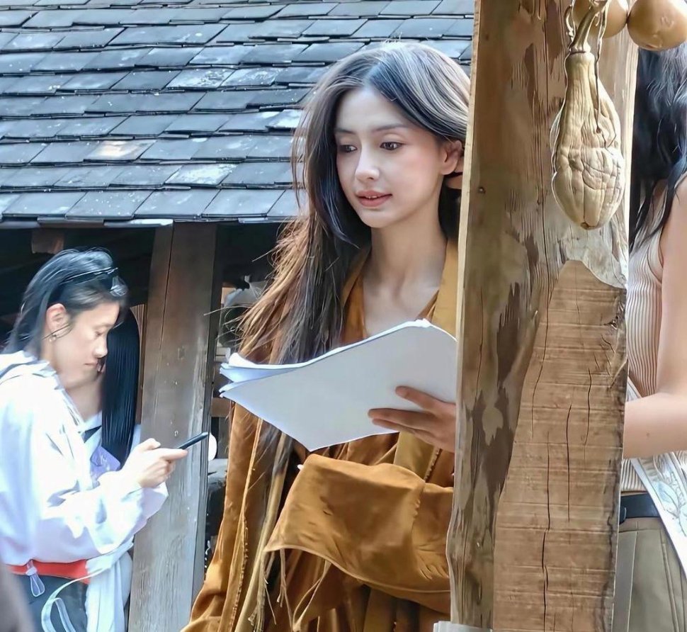 杨颖最近在景迈山拍摄杂志，被网友偶遇，不得不说，baby的素颜太能打了吧!随手一拍就出神图 ​