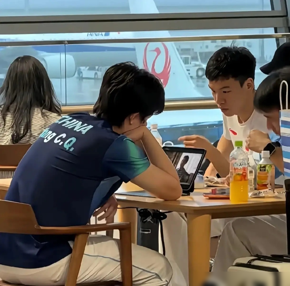 0比4惨败后缩在机场刷剧，王楚钦彻底不装了。
男单决赛被零封，连轴拼下三块银牌，队友直言他早是一身伤病。他赛后直接交底，打得每一秒都很痛苦，心力和能量早被慢性耗干，这更是他最后一届亚运会。
反手退出接下来的大满贯和亚锦赛，候机厅里塞着耳机看剧的他，不再是背负指标的冠军，只是个累瘫的普通人，在争分