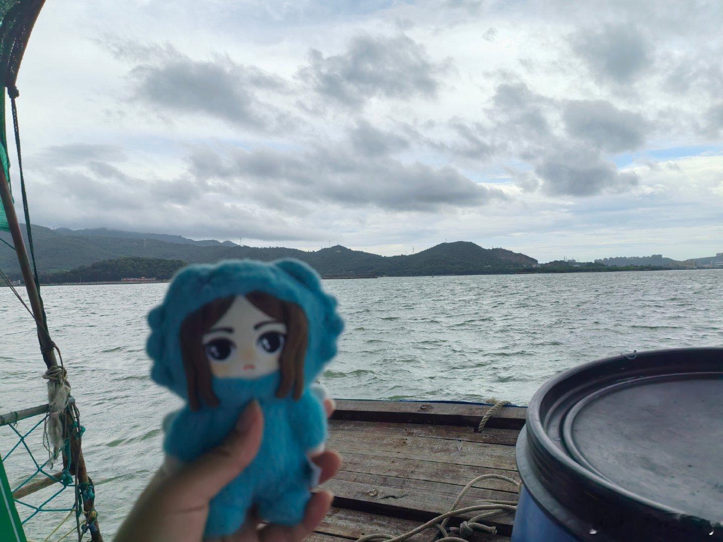 #张靓颖[超话]# 今天去海钓了，没想到居然第一次就钓到了一条
P6的小追显得好渺小 ​