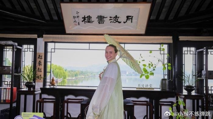 #莱巴金娜一袭汉服游宁波东钱湖#世界第一‌莱巴金娜现身‌宁波东钱湖‌月波书楼，身着‌宋代服饰‌体验‌油纸伞‌制作与‌宋代点茶‌，感受宋韵文化，为‌宁波网球公开赛‌热身 ​