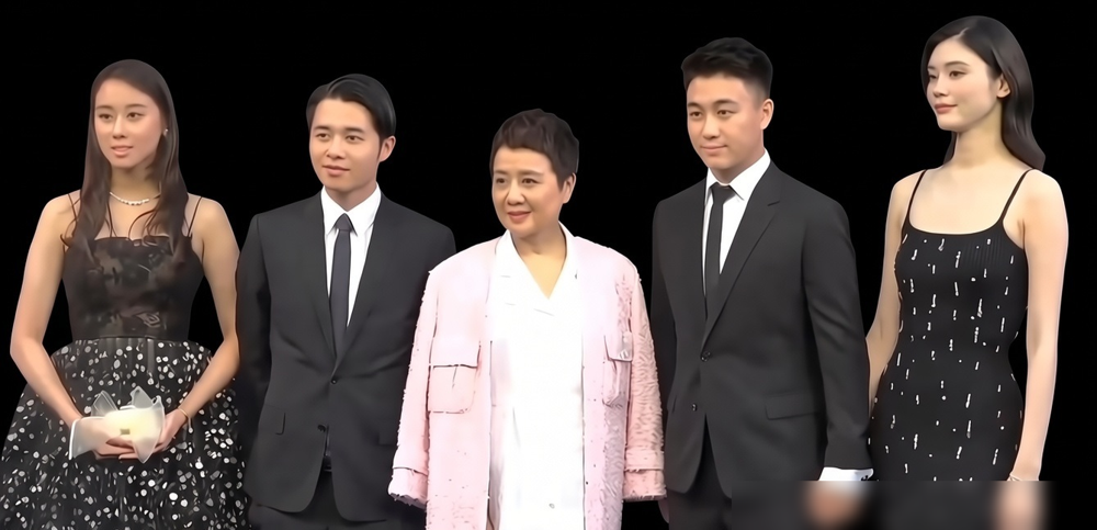 奚梦瑶脖子上那22只龙凤镯，晃得人睁不开眼。
梁安琪把早年收的澳白珍珠、红宝石项链全掏出来了，一件件往儿媳妇身上挂。敬茶合照时，仨人站中间，背后墙上挂着赌王的肖像画。
何猷君致辞就一句硬的：我妈最明智的决定，就是认可我娶奚梦瑶。四太接话更直接，夸她善良优秀，还肯给何家生俩孩子。
小姑子何超欣全