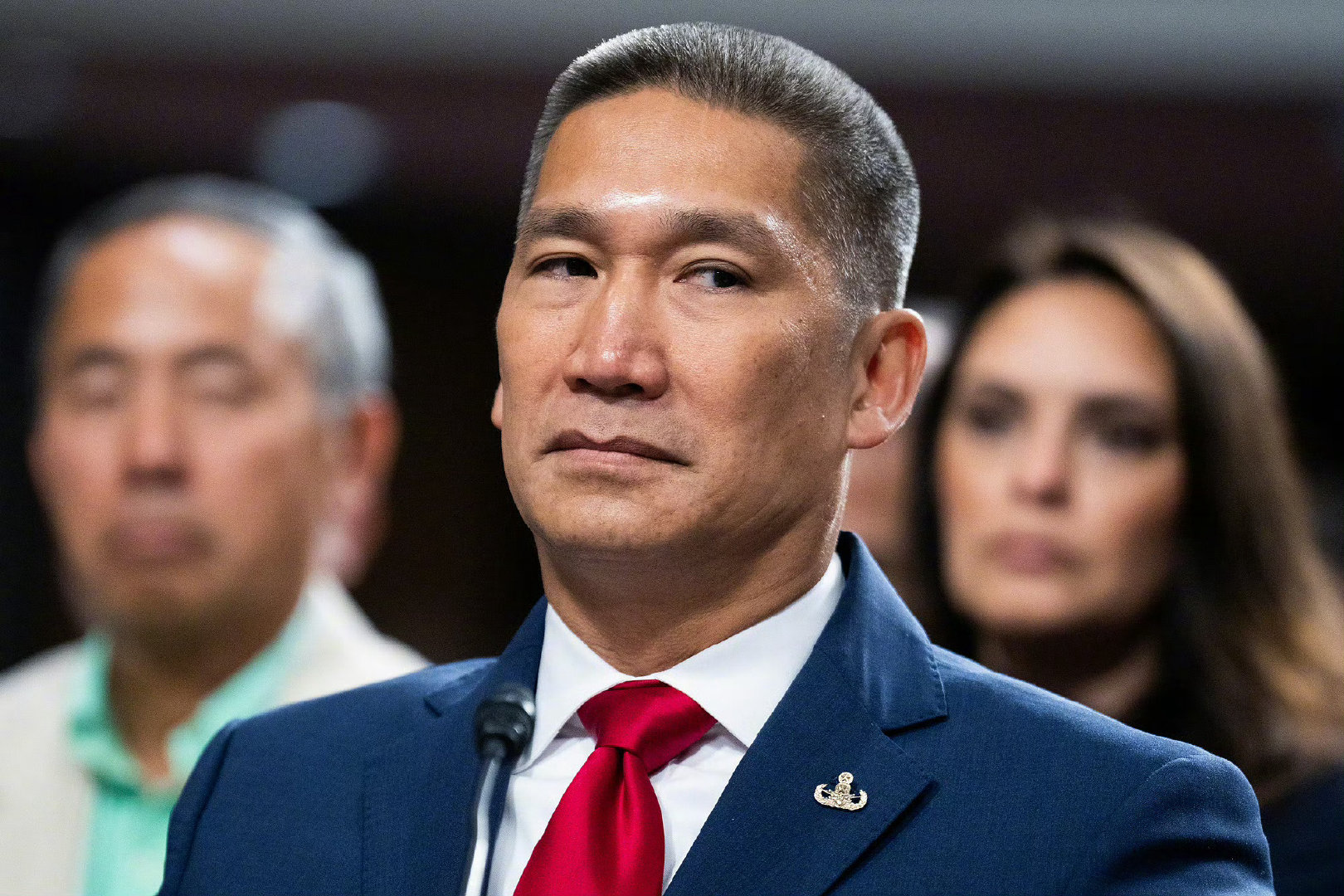 特朗普提名越南裔高雄转正海军部长！从越南难民逆袭成海军掌舵人，未来亚太局势有看点了 ​