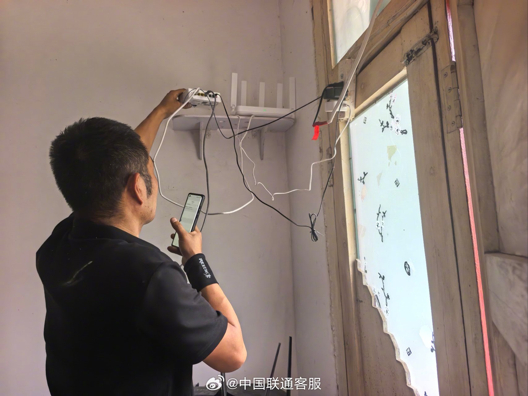 #联通好服务 用心为客户#【翻山越岭解民忧，贴心服务暖人心】近日，陕西商洛镇安县遭遇强降雨，部分乡镇通信网络受到影响。
“家里网络断了，监控也看不了了，老人在家什么情况我们完全不知道！”灾情发生后，一位在外务工的客户焦急拨通中国联通营业厅的电话。老人独自留守家中，强降雨冲断线路，导致 ​