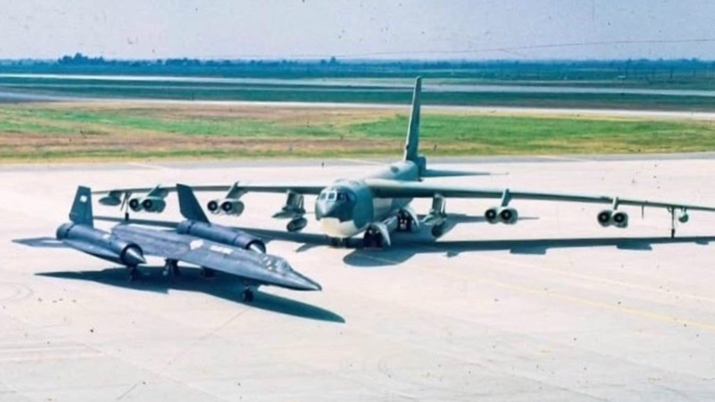 #军事图鉴[超话]# 上世纪70年代初，美国空军SR-71A高空侦察机和B-52G战略轰炸机在加州比尔空军基地 ​