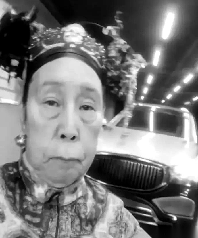 1900年，慈禧逃亡路过山西找乔家开口借10万两，乔致庸直接掏出30万两的票号兑票，换了她亲笔写的“福种琅嬛”四个字。
这件事最反常的地方在于，面对一个正狼狈逃窜的人，乔老太爷非但没去哭穷打折扣，反而硬上赶着多倒贴了二十万两。
后来朝廷再也没提过还钱的事，太后半年后回銮经过时，仅仅赏了一对九龙灯作为