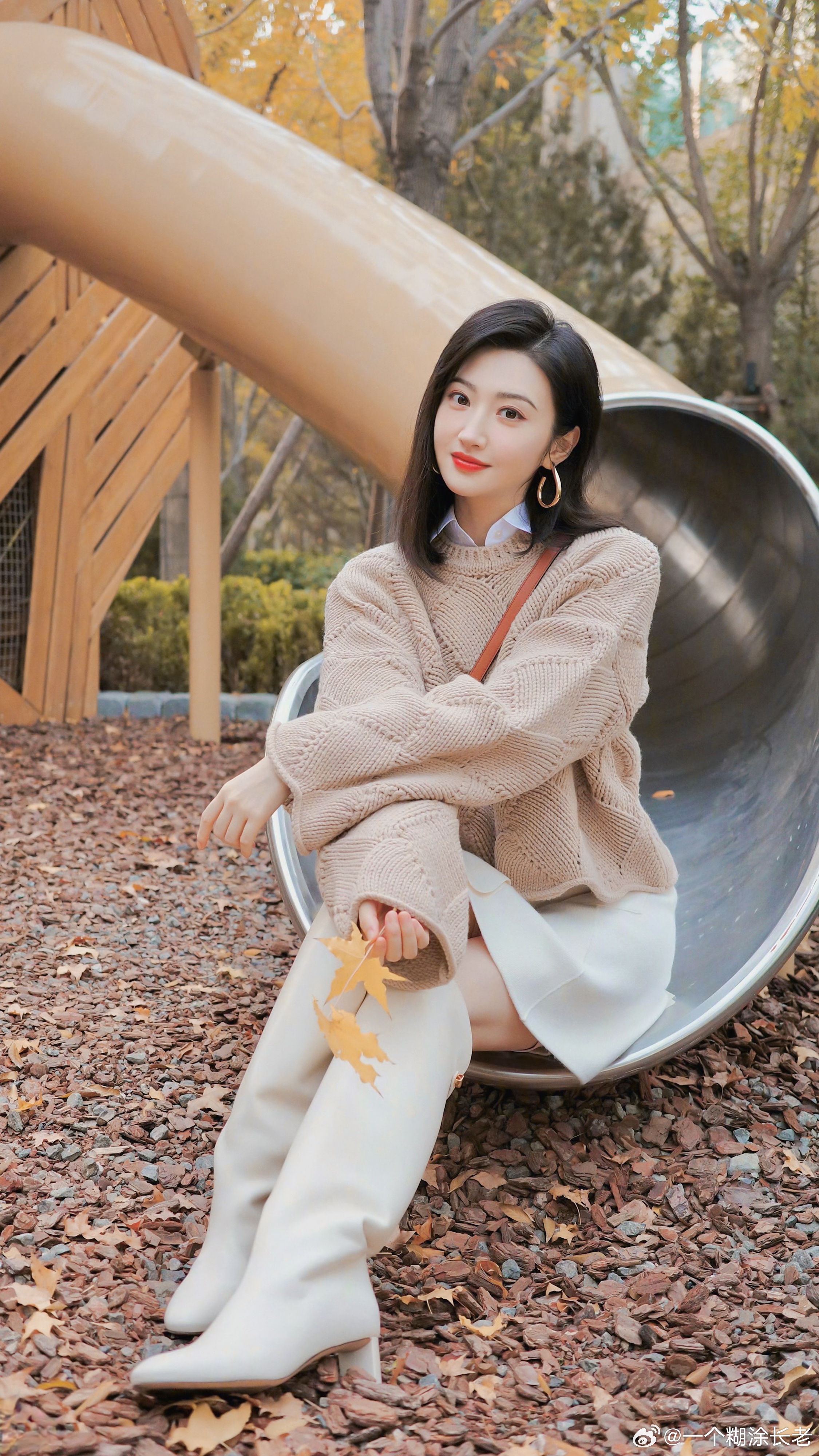 #景甜[超话]##景甜##今日穿搭(ootd)# 
🍂寒露至｜抄作业深秋穿搭攻略
寒露昼夜温差变大，穿搭既要风度也要兼顾保暖，拿捏今年松弛老钱、新布尔乔亚显贵秋日流行感。四套造型覆盖日常、通勤、出游、聚会各类场景：
▫️日常出行穿针织马甲叠穿衬衫，松弛随性，不挑身材，轻松应对早晚凉意。
▫️约会 ​