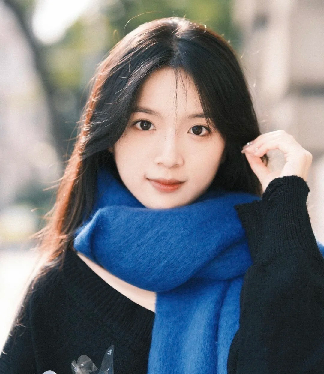 好奇查了一下李思潼，
不查不知道，一查真让人意外，
原来她在参演《给阿嬷的情书》之前，
完全就是一个素人，
没有任何娱乐圈背景。

她家境普通，是广东财经大学金融工程专业一名普通的女大学生，没有学过表演，也没签任何经纪公司。大二的时候，导演蓝鸿春刷到她的生活短视频，主动找她来试戏，一开始她还以为是遇