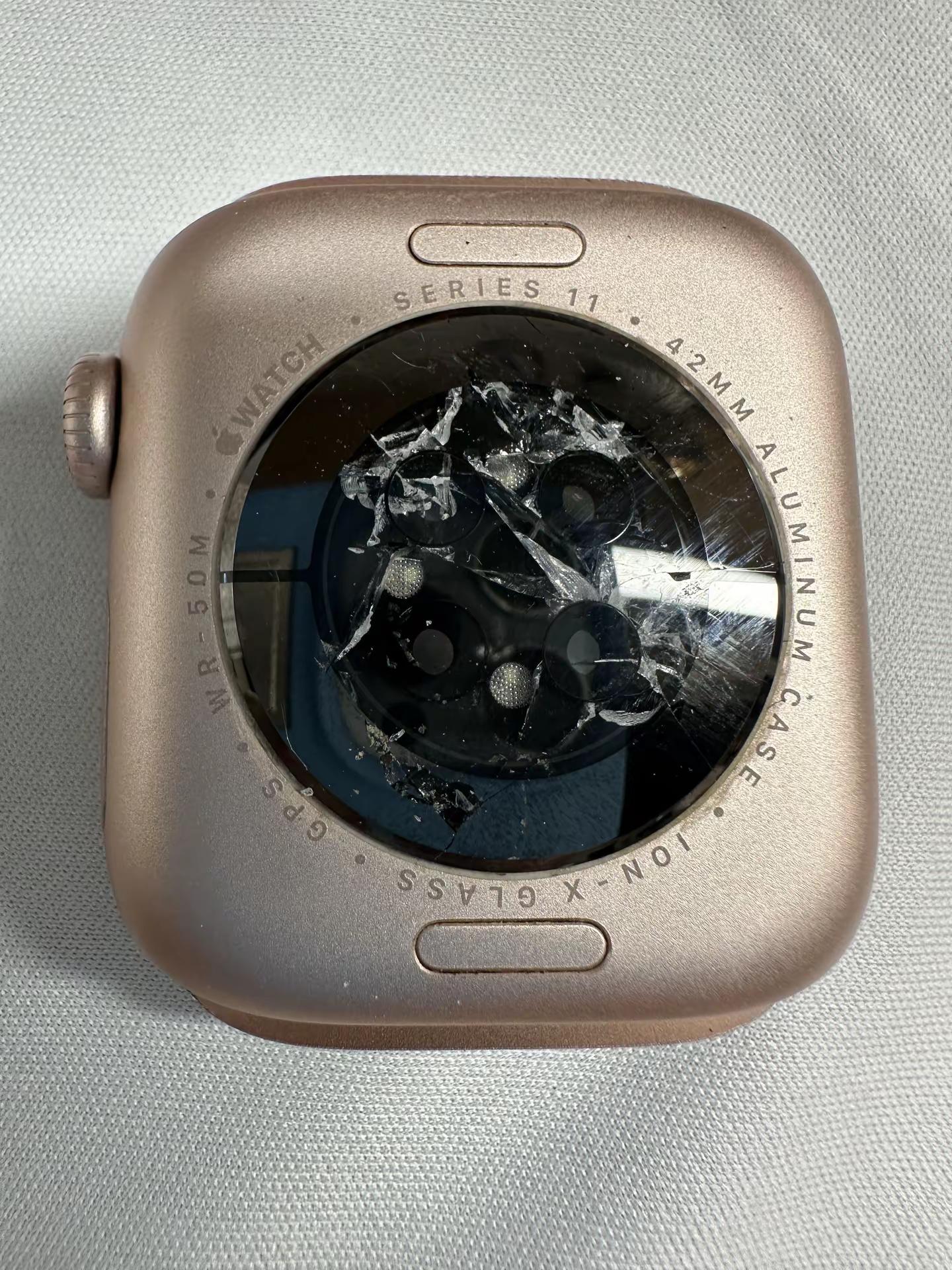 Apple Watch后玻璃碎了千万别硬。我发现好多人都没在意苹果手表后玻璃碎了这件事，觉得反正背面平时看不见，凑合用用也没关系。⚠️ 其实后玻璃底下就是心率血氧传感器，只要裂了，设备原本的密封直接就失效了，汗水水汽特别容易钻进去。时间久了不光健康数据测不准，还可能慢慢造成主板漏电，到时候维修起来就