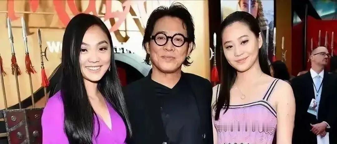 最近一次专访里看到李连杰，真是有点恍惚，昔日的功夫皇帝，身子骨看着虚弱，脸上的疲态藏都藏不住

据说不光是年轻时拍戏落下的旧伤，记性也开始不行了，说话有点卡顿，一代巨星终究还是抵不过岁月

他这辈子，要风得风，要雨得雨，可晚年面对镜头，却反复说着对不起前妻，对不起大女儿

这份迟来的愧疚，不知道能不