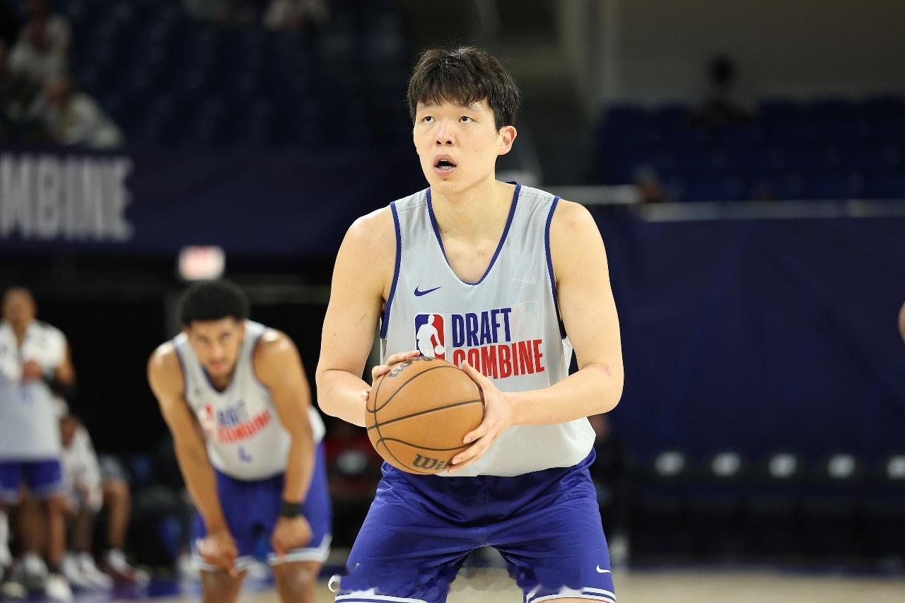 ￼夏联 夏联-魔术加时力克开拓者 杨瀚森生病缺阵 基诺内斯30+8比赛...