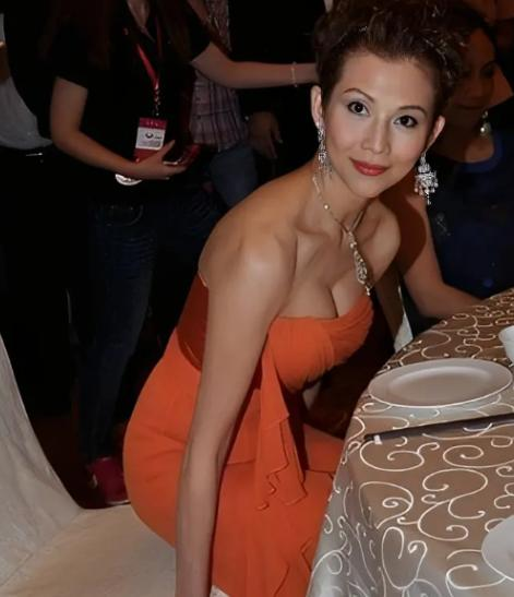 一次主持人问蔡少芬：“为什么你在香港住的地方这么不好，房子才80多平？”蔡少芬很知足地回答：“在香港，70多平方已经是豪宅了，我这个已经非常好了，我很满意。”
 
面对主持人的疑惑和镜头的聚焦，蔡少芬没有丝毫尴尬，反而一脸坦然知足，笑着回应了一番颠覆众人认知的话：“大家不要觉得小，在香港，70多平方
