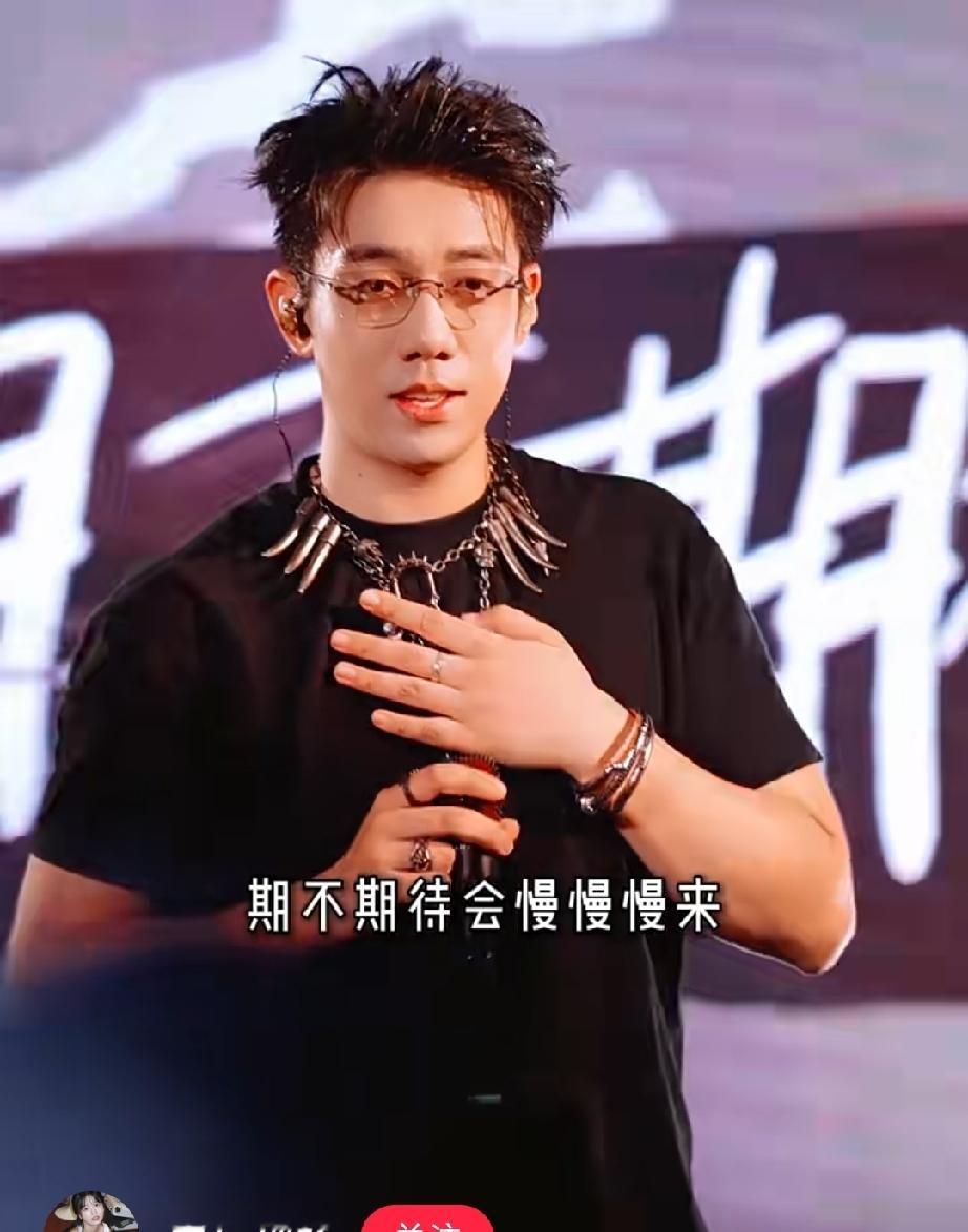 说唱歌手加木遭遇严重车祸！坐后排系安全带捡回一命，你坐车还系吗？
 
说唱歌手加木遭遇严重车祸的事冲上了热搜。他坐网约车出了事故，前排撞得变形车窗全碎了，看着特别吓人。万幸的是他坐在后排而且系了安全带，人没大事。
 
劫后余生的他专门发微博提醒大家：坐车一定要坐后排、系安全带，发现司机状态不对要及时