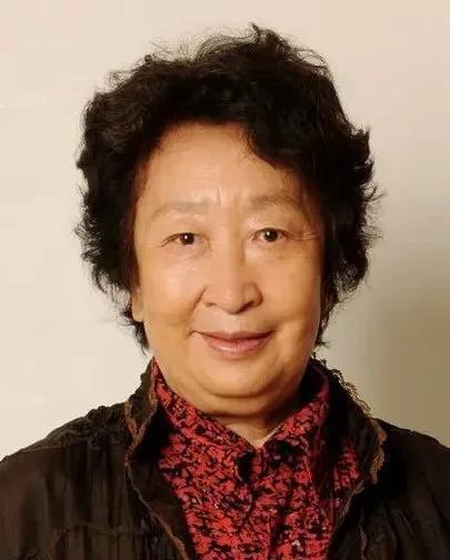 老戏骨彭玉的两个女儿，姐妹俩婚姻天差地别，一个嫁演员丈夫，一个嫁普通人。
